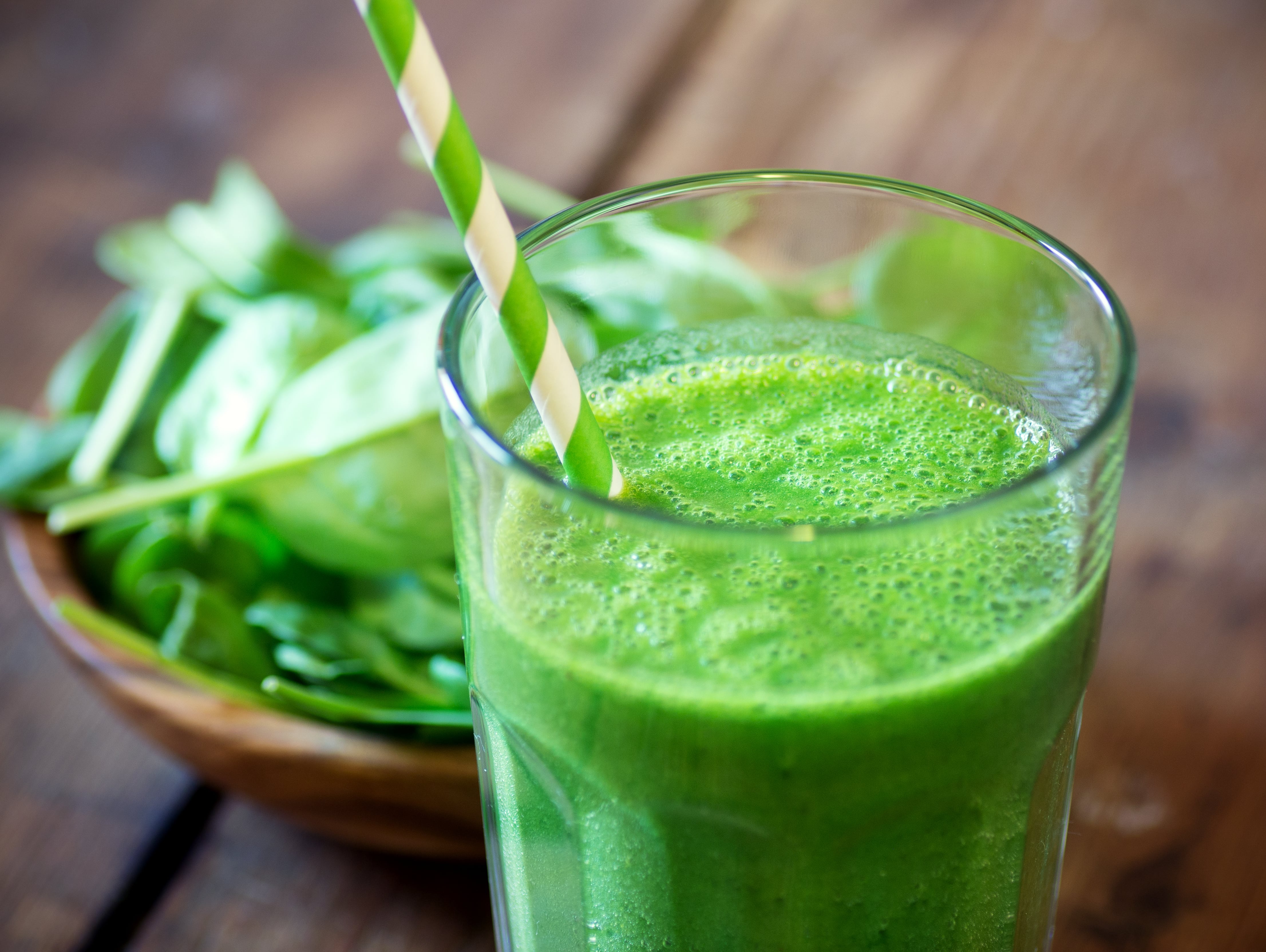 Очищающий напиток. Напитки смузи Smoothie Green. Зелёный смузи детокс. Зеленый коктейль. Витаминный коктейль.